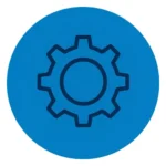 Equipe de suporte técnico trabalhando em service desk com múltiplos monitores e atendimento remoto