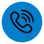 Central telefônica moderna com equipamentos VoIP, telefones IP e sistema PABX para comunicação empresarial